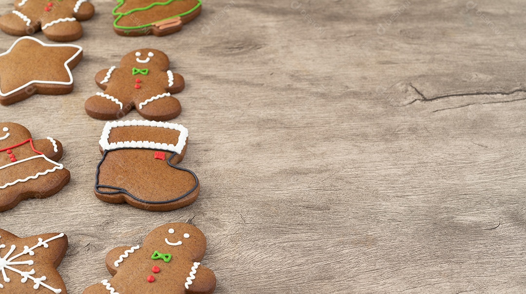 Biscoitos tradicionais de gengibre de natal sobre uma mesa de madeira.