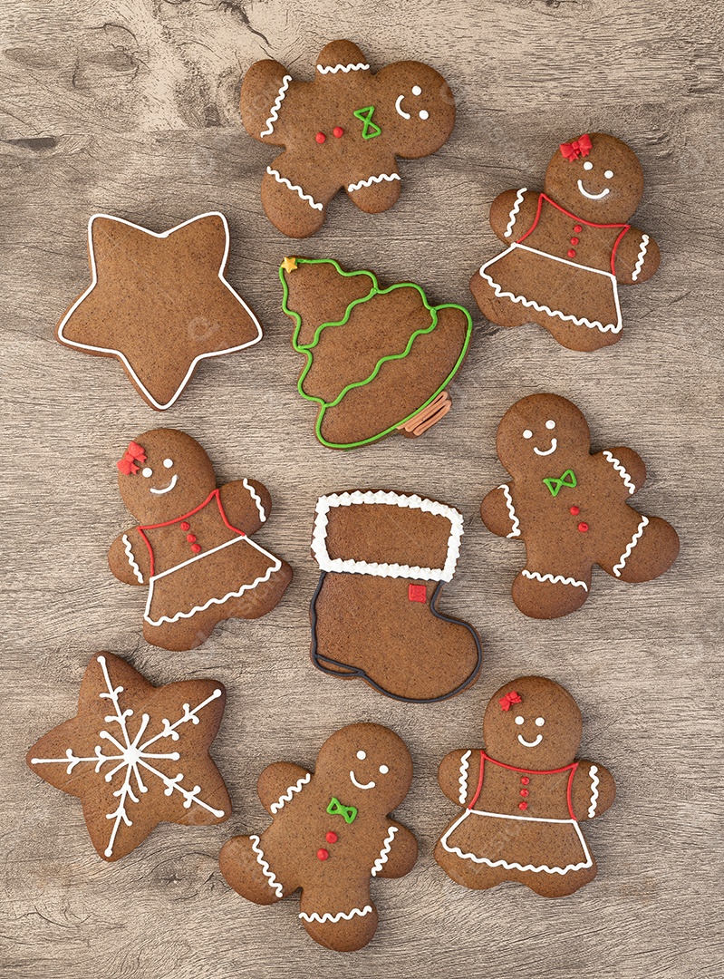 Biscoitos de gengibre de natal tradicionais sobre uma mesa de madeira.