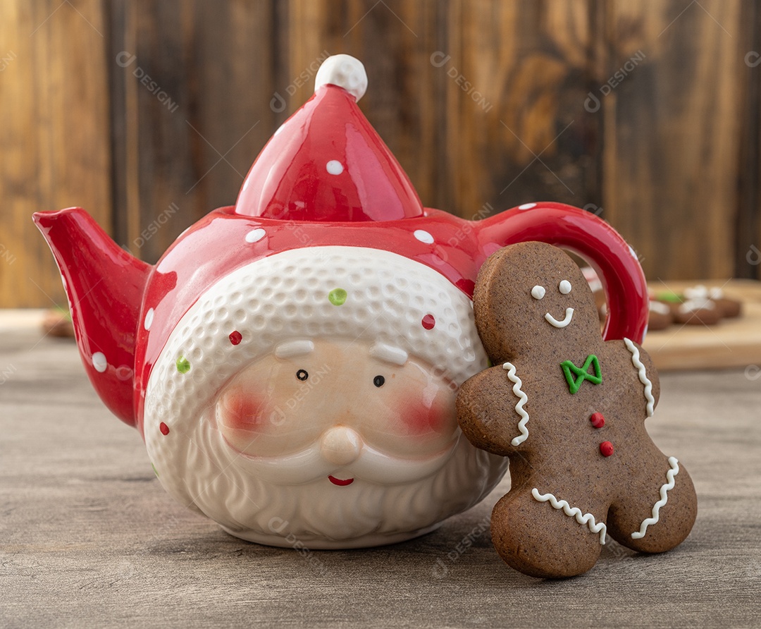 Biscoitos tradicionais de gengibre de natal com bule.