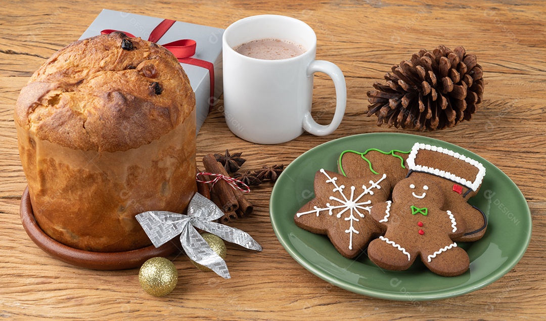 Biscoitos de gengibre e panetone tradicionais de natal.