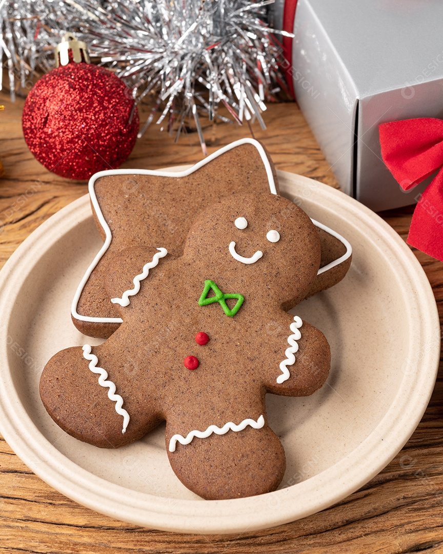 Biscoitos tradicionais de gengibre de natal sobre uma mesa de madeira.