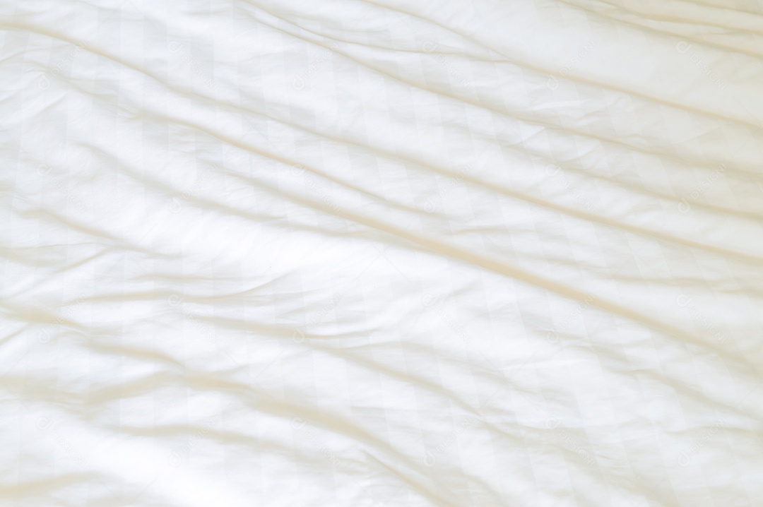 Lençol de cama branco amassado com padrão após a tomada do uso do hóspede