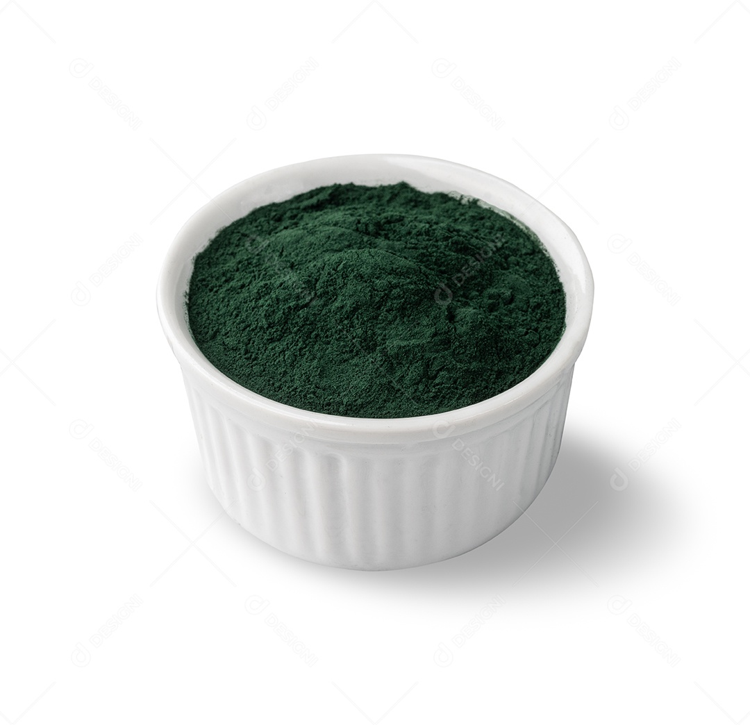 Spirulina algas em pó em uma tigela isolada sobre fundo branco.