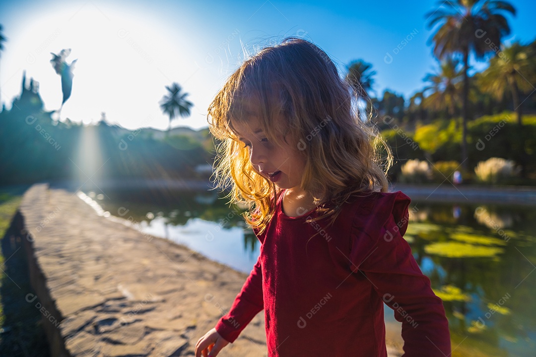 Linda garota contra o sol relaxante no Jardim Botânico