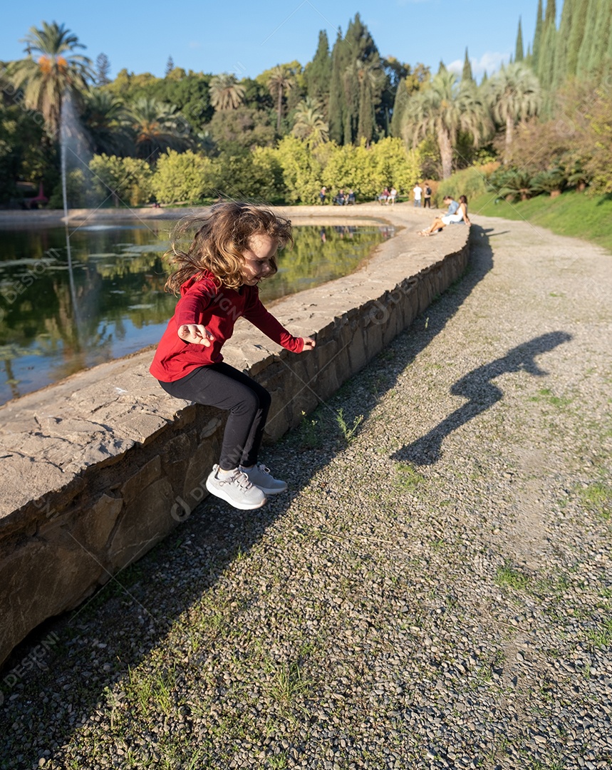 Linda garota contra o sol relaxante no Jardim Botânico