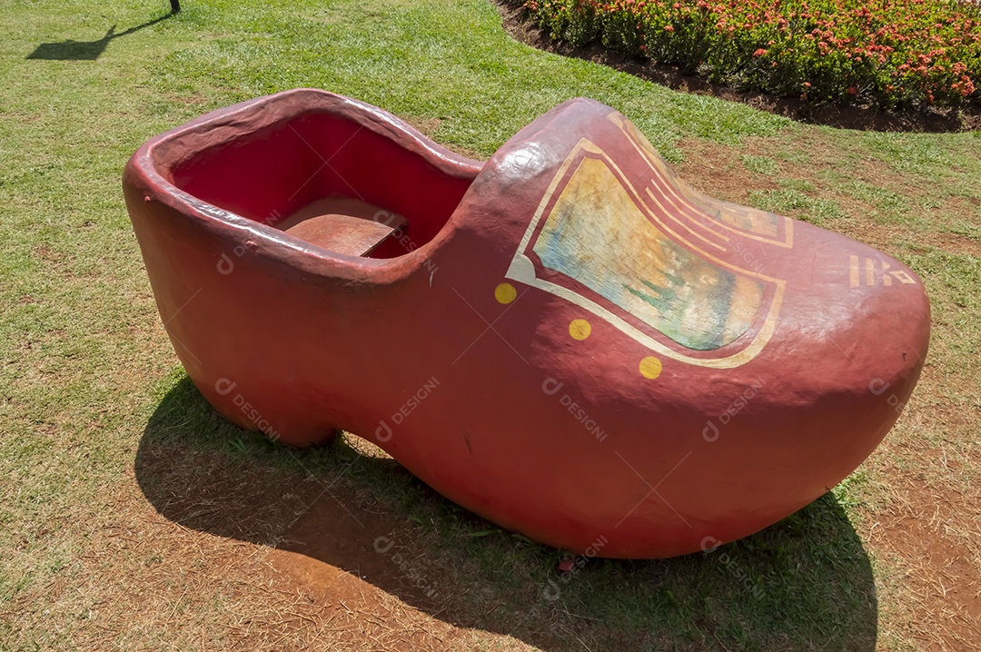 Sapato gigante próximo ao moinho dos povos unidos em holambra-sp cidade