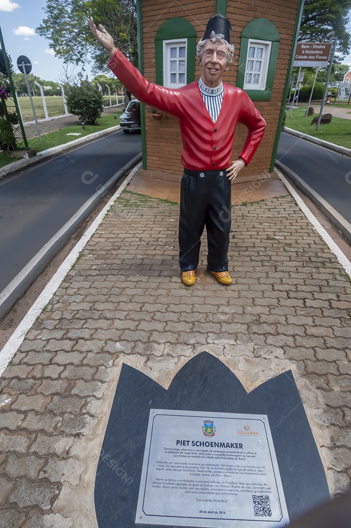 Local conhecido como portal do moinho ao lado da estatua em homenagem a Piet schoenmaker