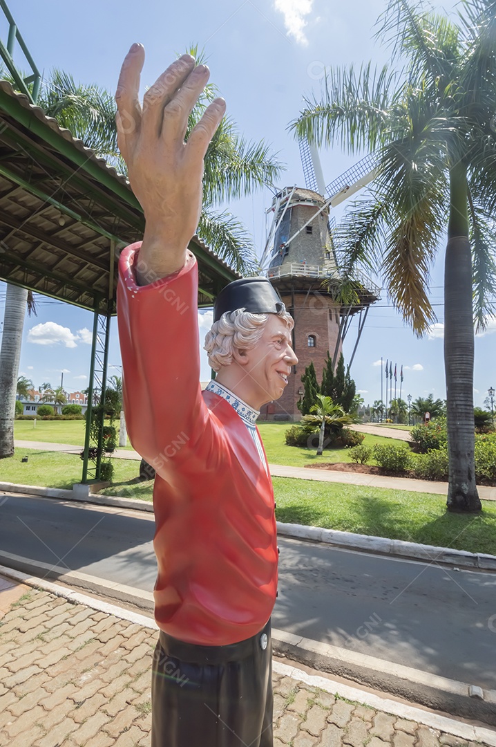 Local conhecido como portal do moinho ao lado da estatua em homenagem a Piet schoenmaker
