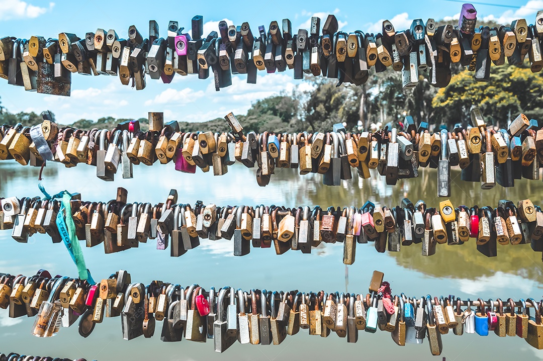 Cadeados com nomes de golpe