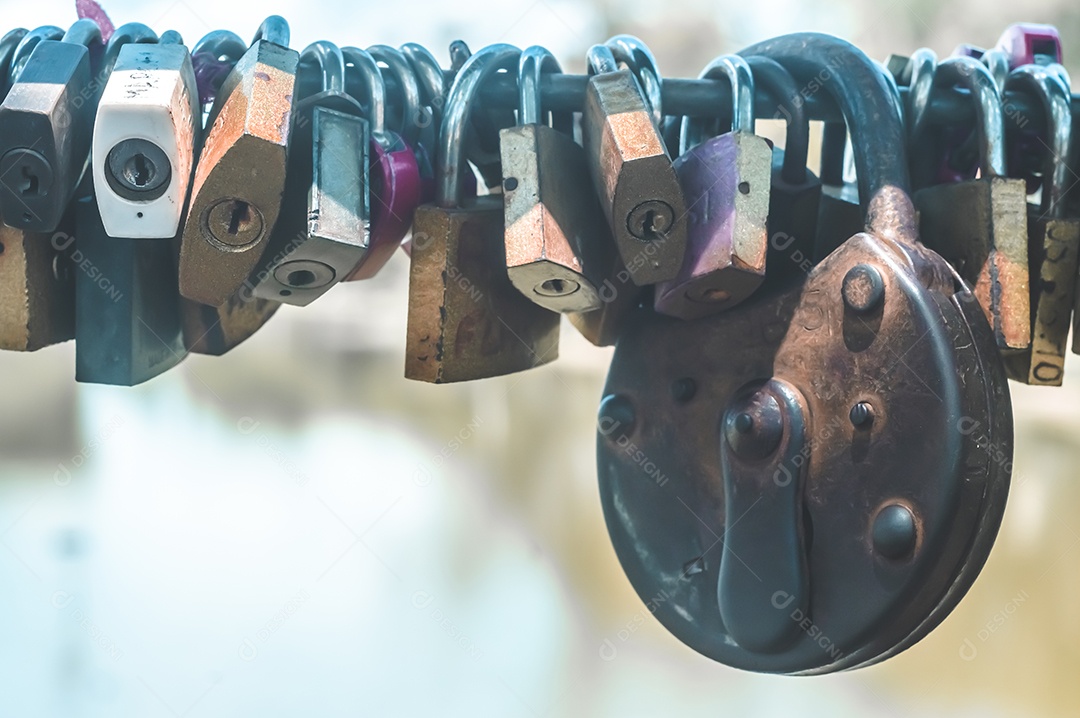 Cadeados com nomes de golpe