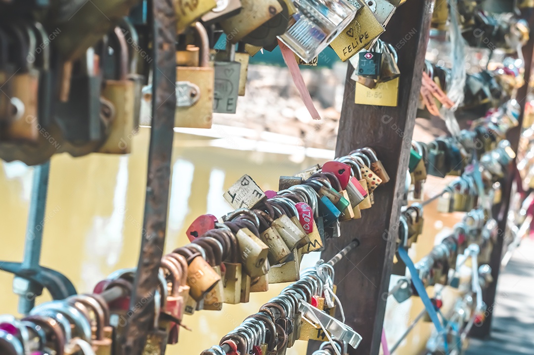 Cadeados com nomes de golpe