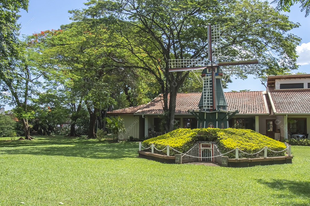 Centro social de holambra-sp uma cidade conhecida por ser a cidade das flores