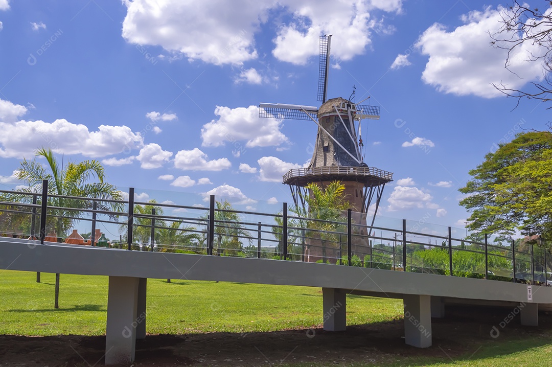 Moinho dos Povos Unidos ou Moinho Holandês, cartão postal e um dos principais pontos turísticos de holambra-sp