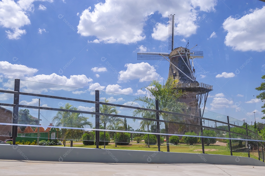 Moinho dos Povos Unidos ou Moinho Holandês, cartão postal e um dos principais pontos turísticos de holambra-sp