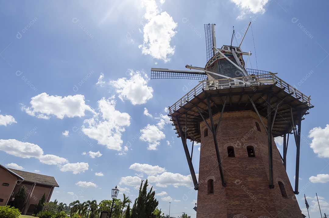 Moinho dos Povos Unidos ou Moinho Holandês, cartão postal e um dos principais pontos turísticos de holambra-sp