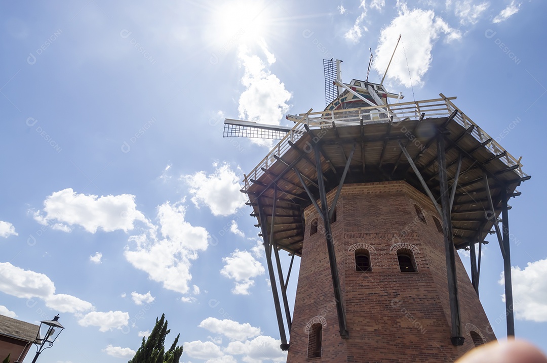 Moinho dos Povos Unidos ou Moinho Holandês, cartão postal e um dos principais pontos turísticos de holambra-sp