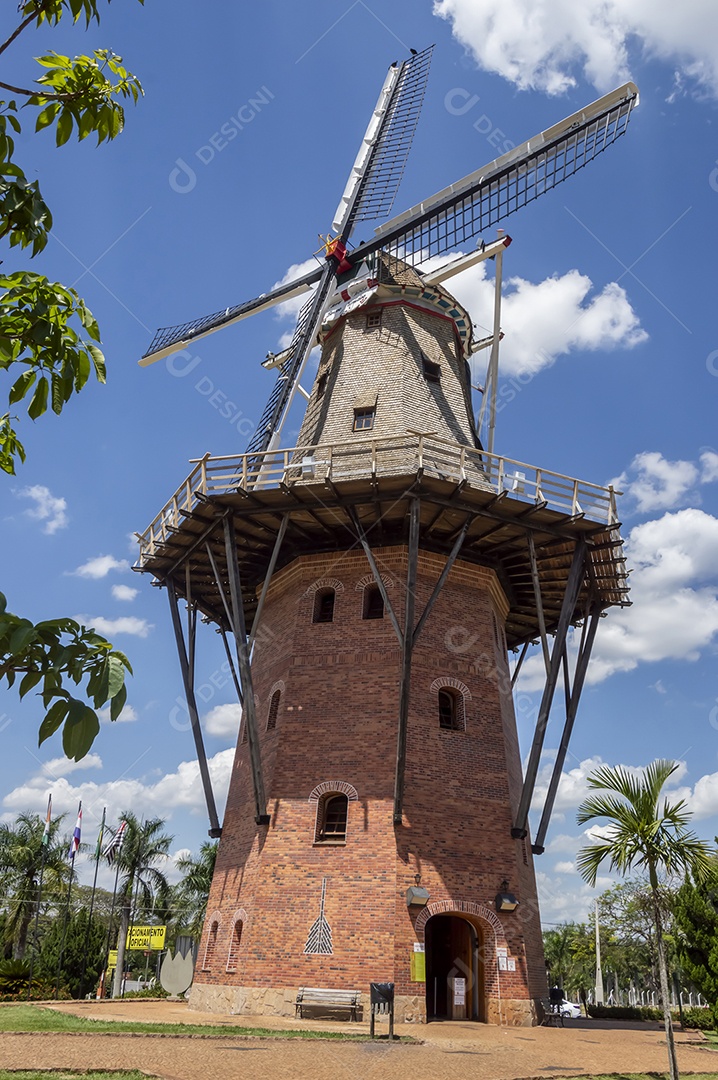 Moinho dos Povos Unidos ou Moinho Holandês, cartão postal e um dos principais pontos turísticos de holambra-sp