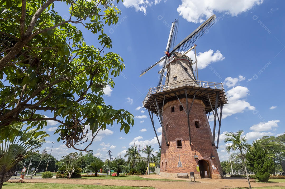 Moinho dos Povos Unidos ou Moinho Holandês, cartão postal e um dos principais pontos turísticos de holambra-sp