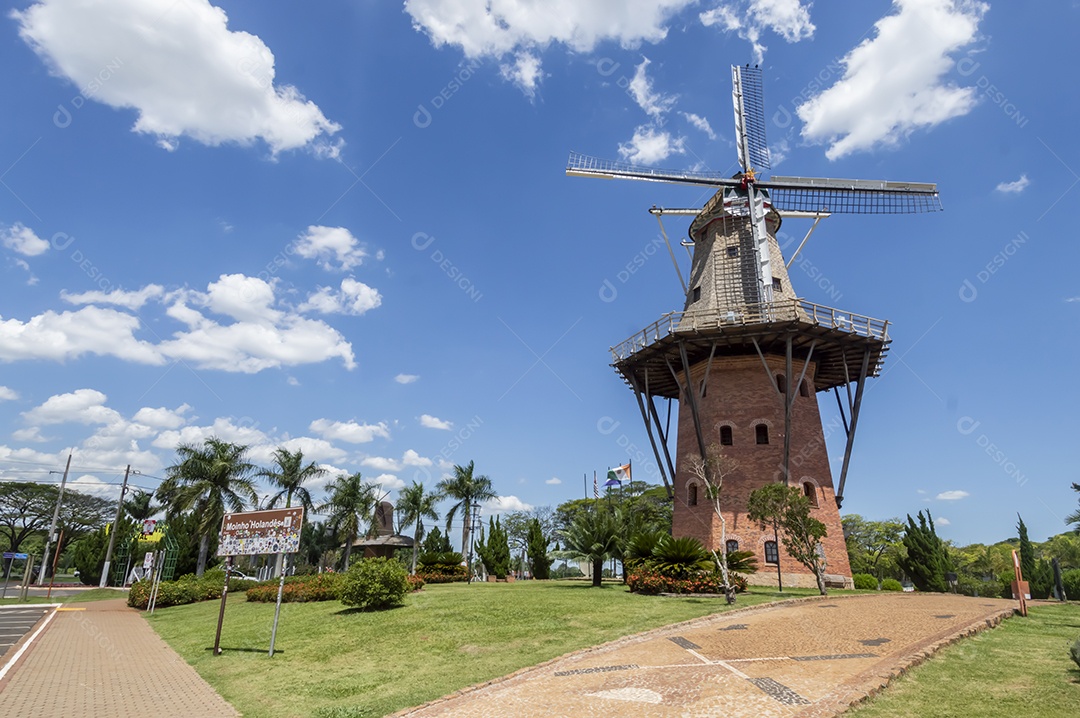 Moinho dos Povos Unidos ou Moinho Holandês, cartão postal e um dos principais pontos turísticos de holambra-sp