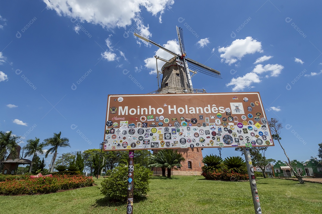Moinho dos Povos Unidos ou Moinho Holandês, cartão postal e um dos principais pontos turísticos de holambra-sp