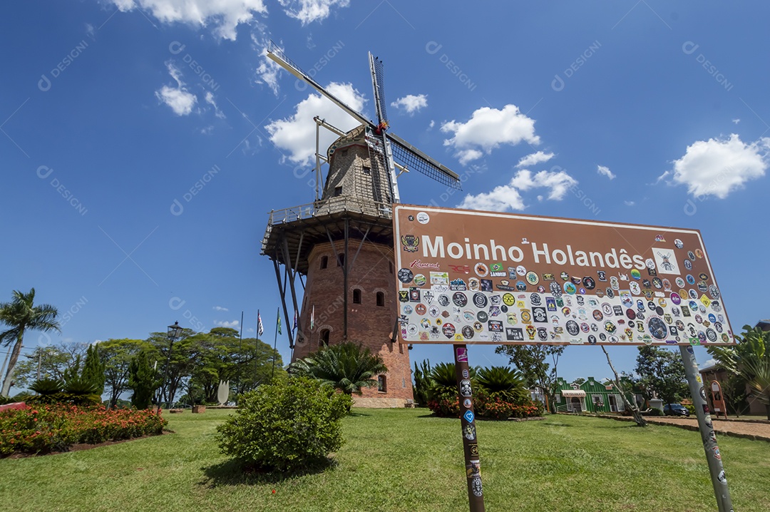 Moinho dos Povos Unidos ou Moinho Holandês, cartão postal e um dos principais pontos turísticos de holambra-sp