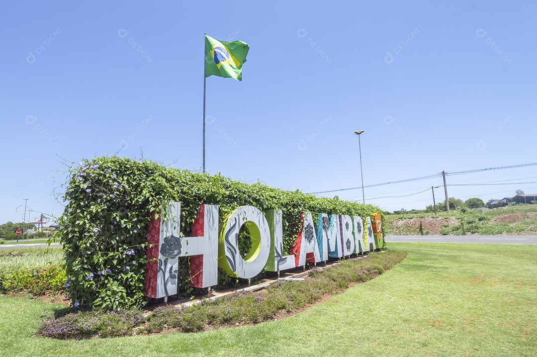 Placa de entrada da cidade escrito o nome da cidade.