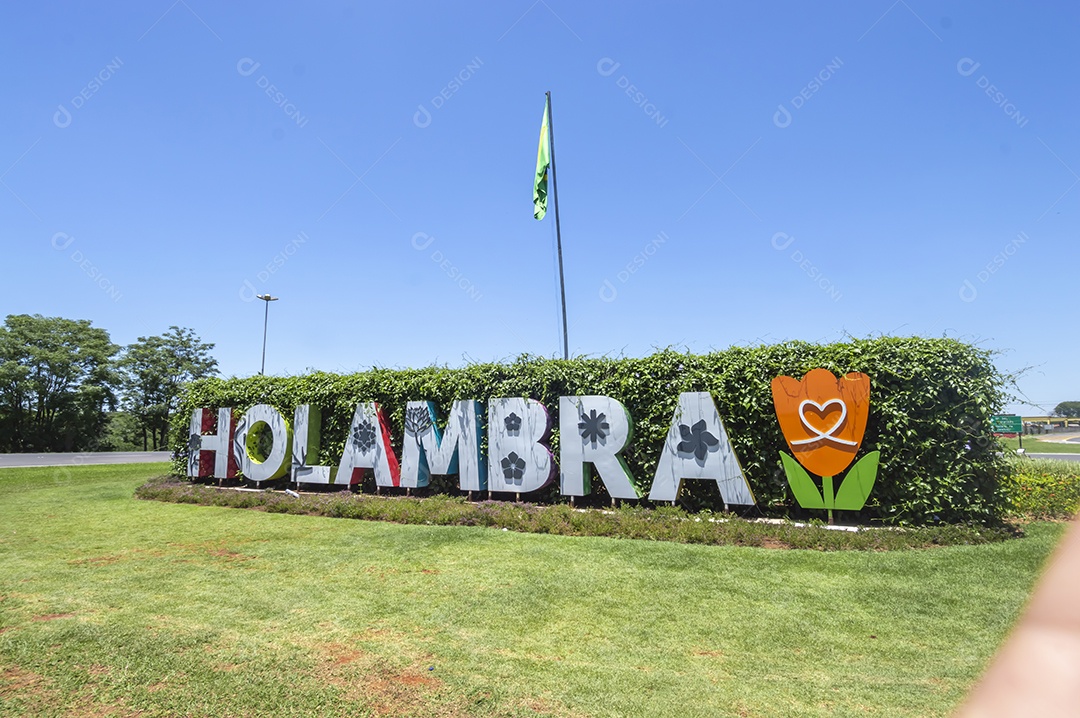 Placa de entrada da cidade escrito o nome da cidade.