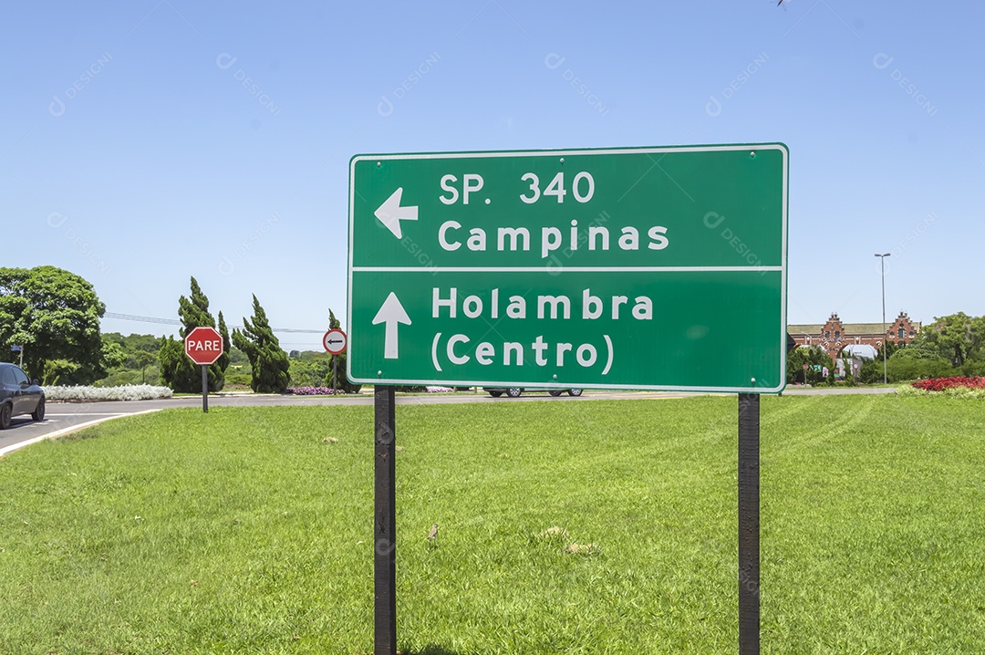 Assina sinalização da cidade de campinas-sp à esquerda e holambra-sp à frente.