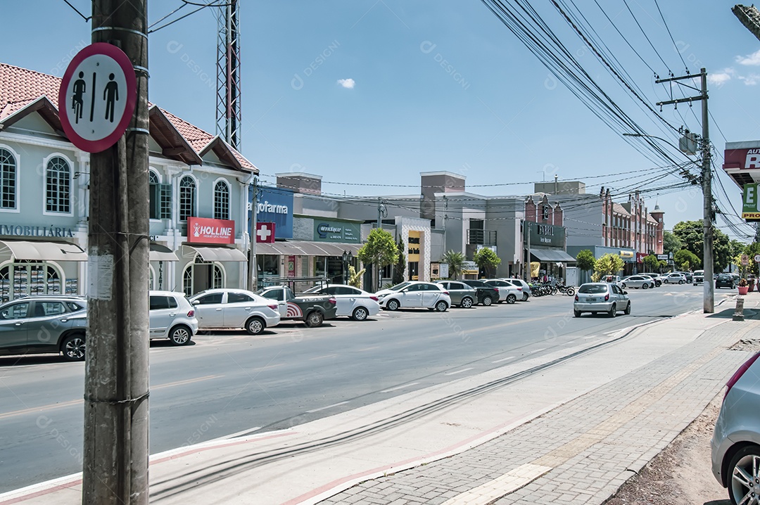 Rua rota dos imigrantes rua com vários comércios e uma das principais de holambra-sp