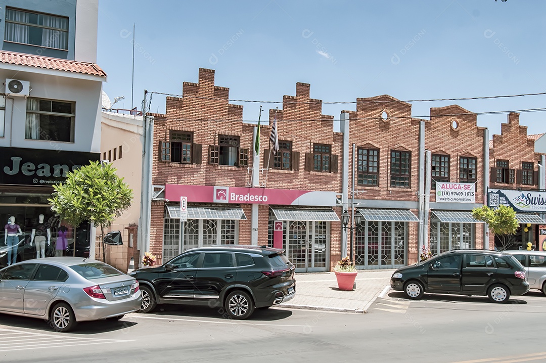 Rua rota dos imigrantes rua com vários comércios e uma das principais de holambra-sp