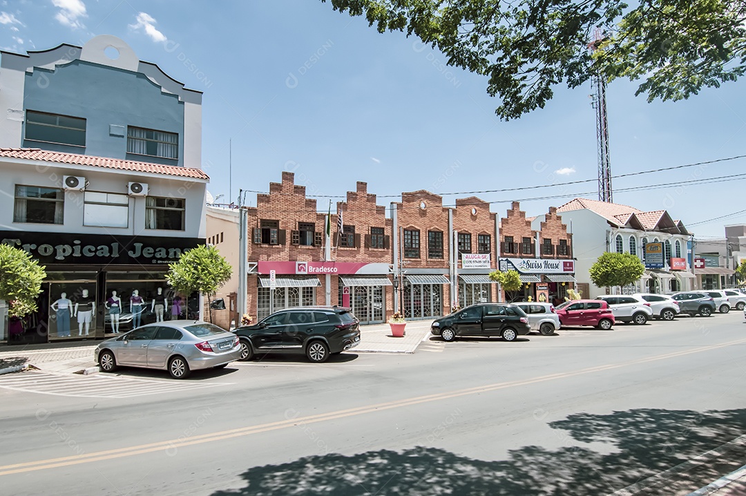 Rua rota dos imigrantes rua com vários comércios e uma das principais de holambra-sp
