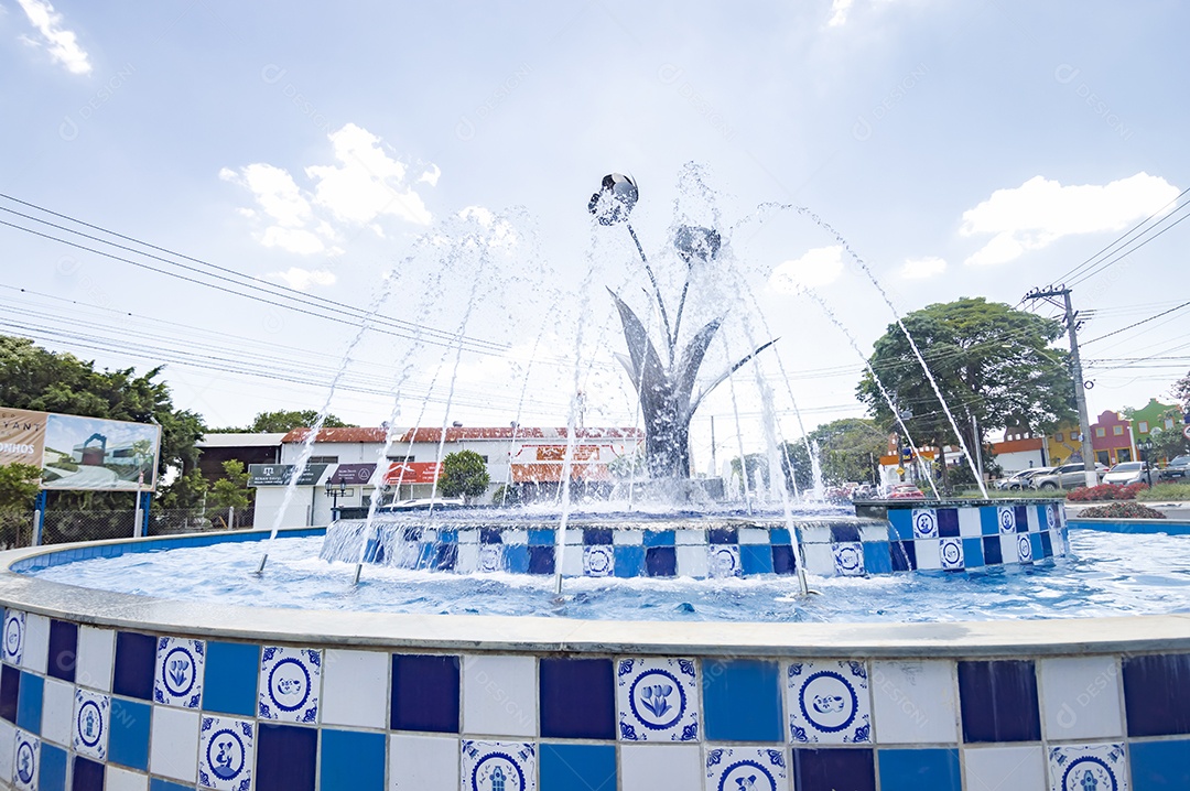 Rua rota dos imigrantes rua com vários comércios e um dos principais de holambra-sp