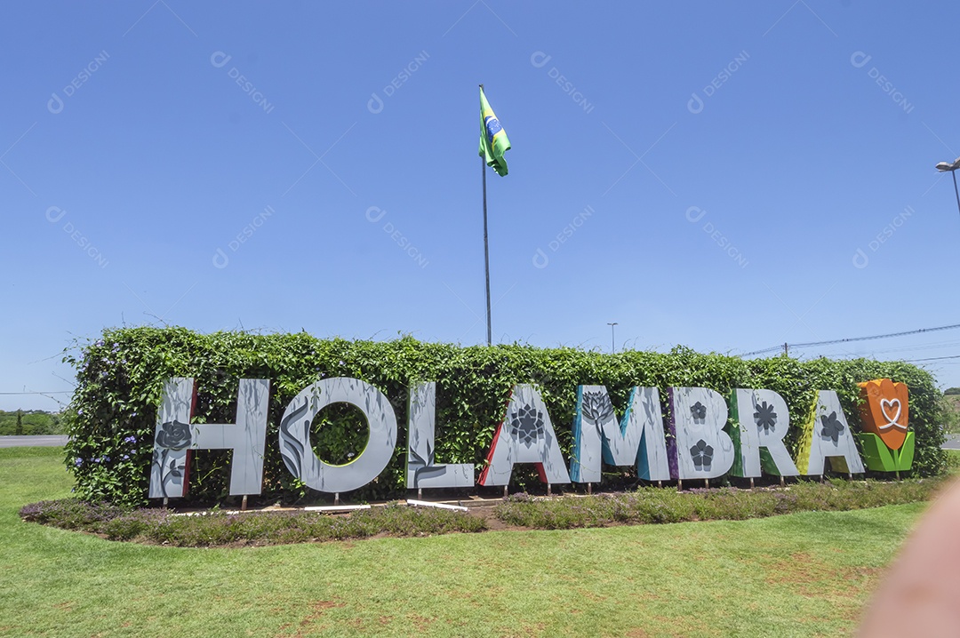 Placa de entrada da cidade escrito o nome da cidade.