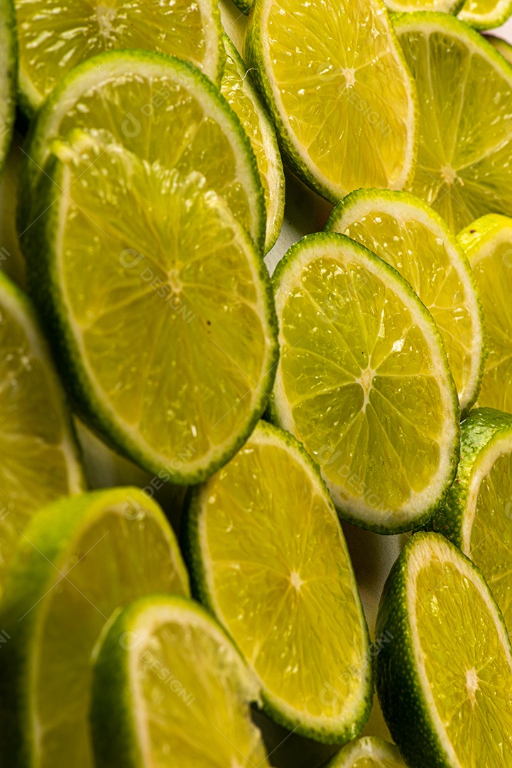 Imagem de fundo coberto de limão taiti cortados em rodelas