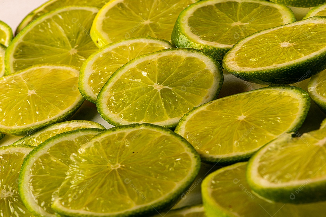 Imagem de fundo coberto de limão taiti cortados em rodelas