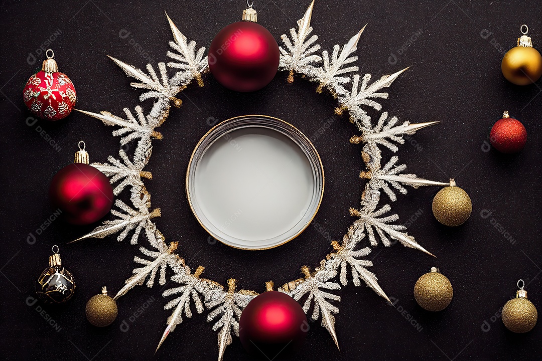 Composição de decorações de natal com vários enfeites, guirlanda de natal e bolas coloridas.