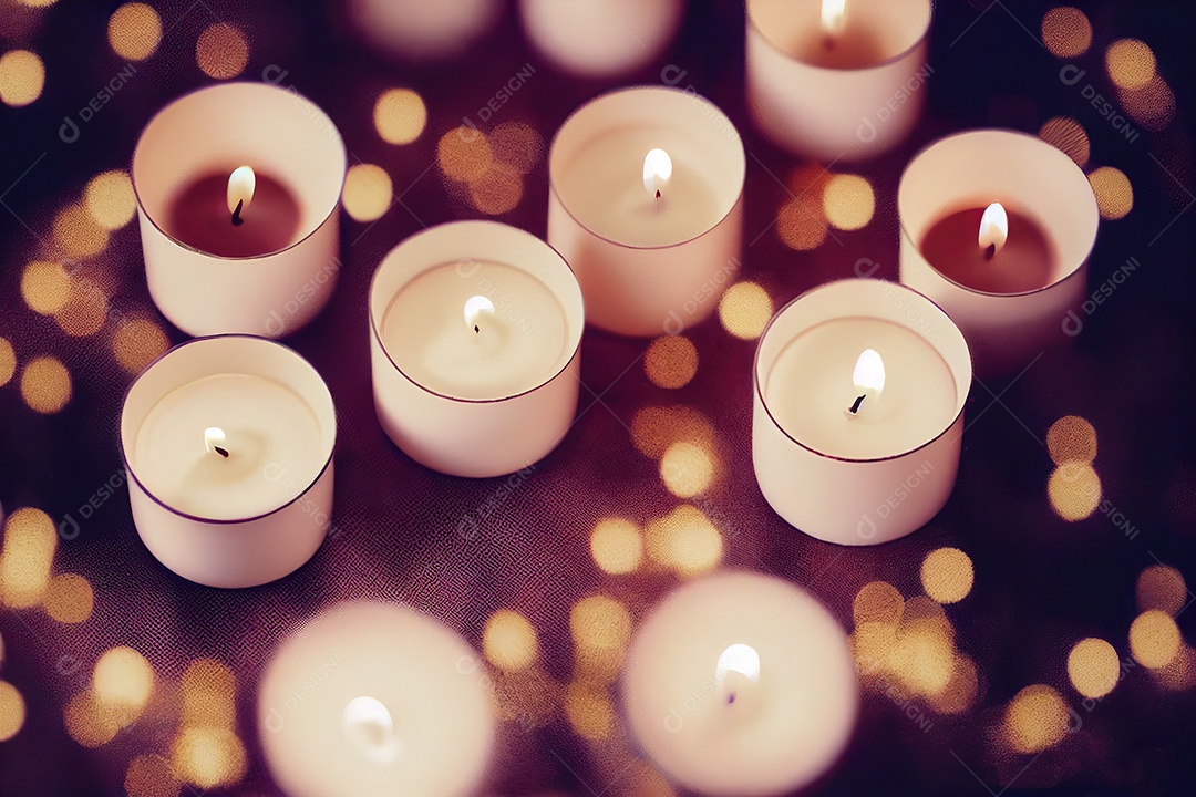 Velas acesas brancas e vermelhas na mesa com luzes de Natal. Tratamento de SPA e conceito de relaxamento. Foco seletivo.