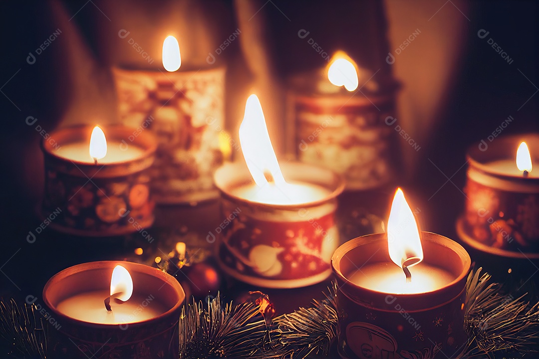 Velas acesas brancas e vermelhas na mesa com luzes de Natal. Tratamento de SPA e conceito de relaxamento. Foco seletivo.