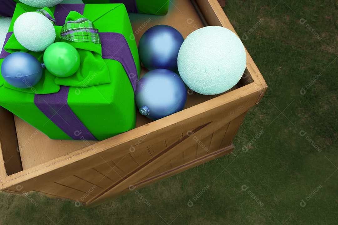 Fundo de Natal com caixas de presente na grama. Espaço para texto.