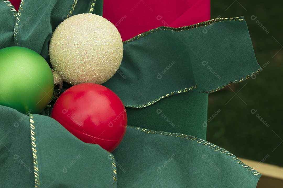 Fundo de Natal com caixas de presente na grama. Espaço para texto.