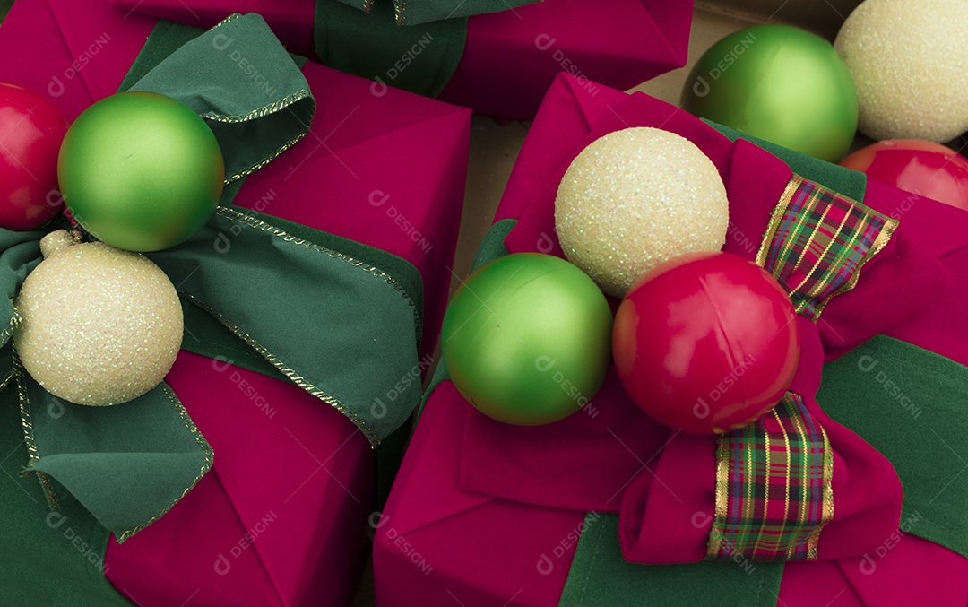 Fundo de Natal com caixas de presente na grama. Espaço para texto.