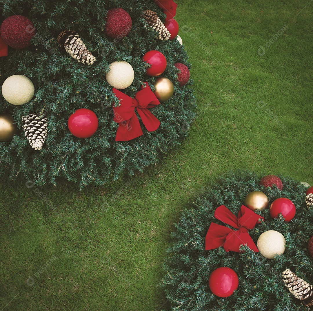 Fundo de Natal com árvore de Natal na grama. Espaço para texto.
