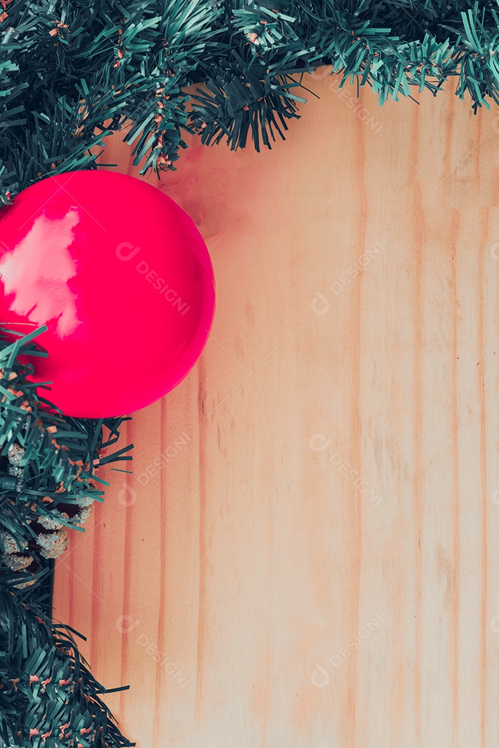 Composição de Natal ou ano novo em um fundo de madeira. Espaço para texto.