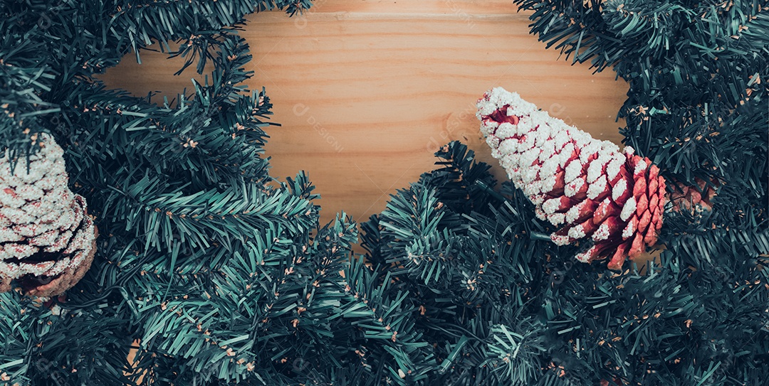 Composição de Natal ou ano novo em um fundo de madeira. Espaço para texto.