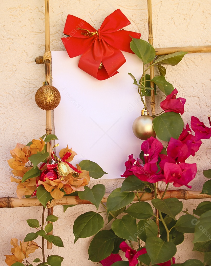 Fundo de natal com cartão branco em branco para convites