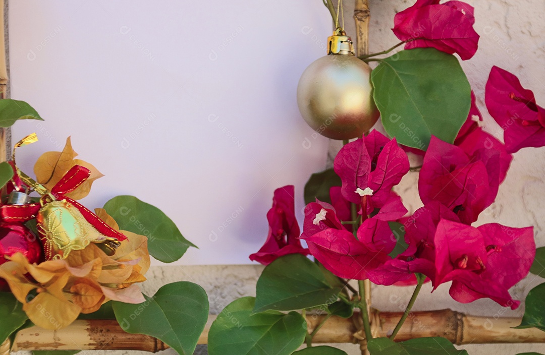 Fundo de natal com cartão branco em branco para convites