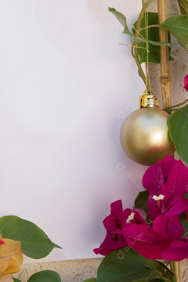 Fundo de natal com cartão branco em branco para convites