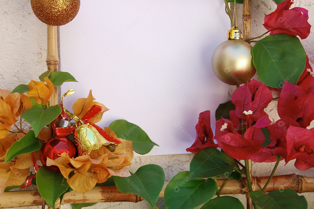 Fundo de natal com cartão branco em branco para convites