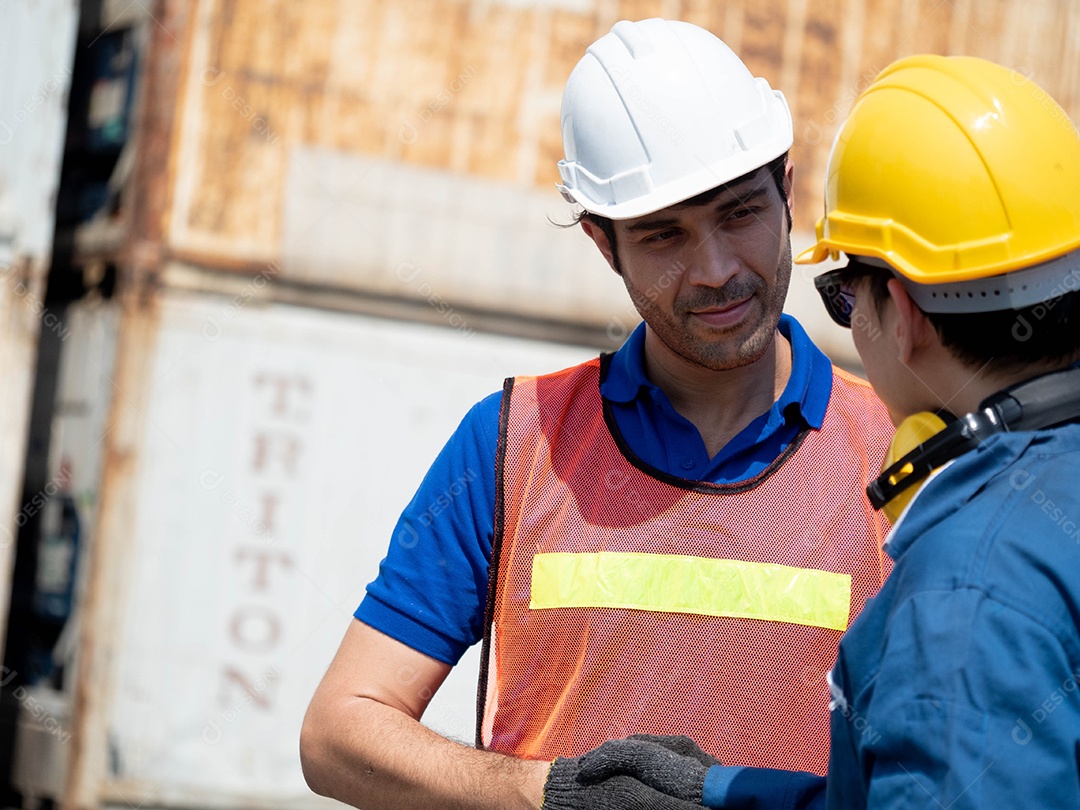 Empresários e engenheiros debatendo sobre assuntos de uma empresa