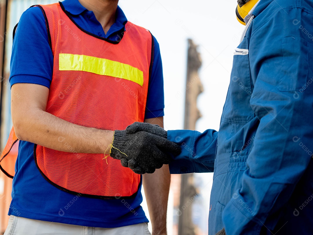Engenheiro e trabalhador apertando as mãos